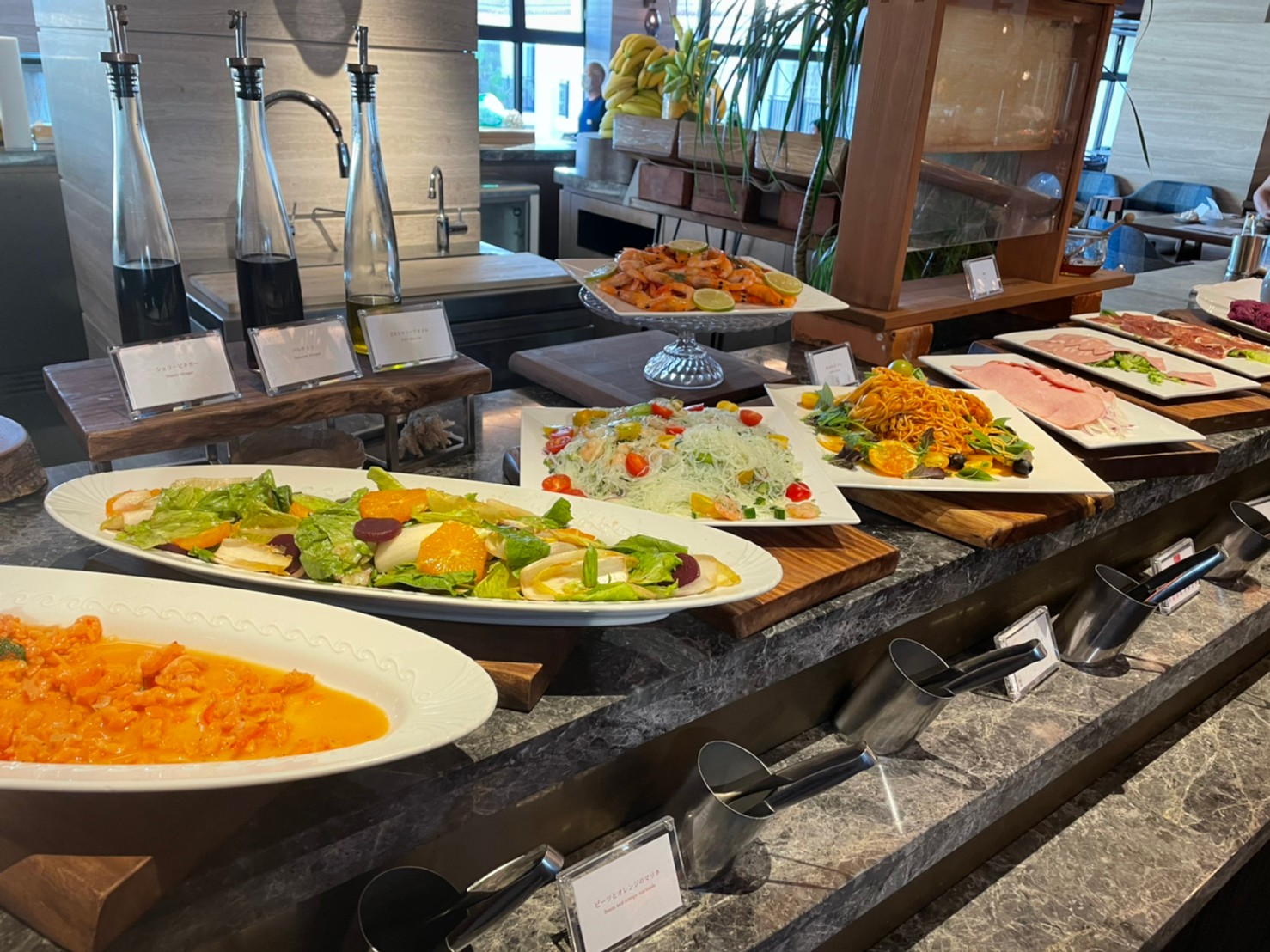 ISHIGAKI BOLD KITCHEN朝食ブッフェのサラダと料理