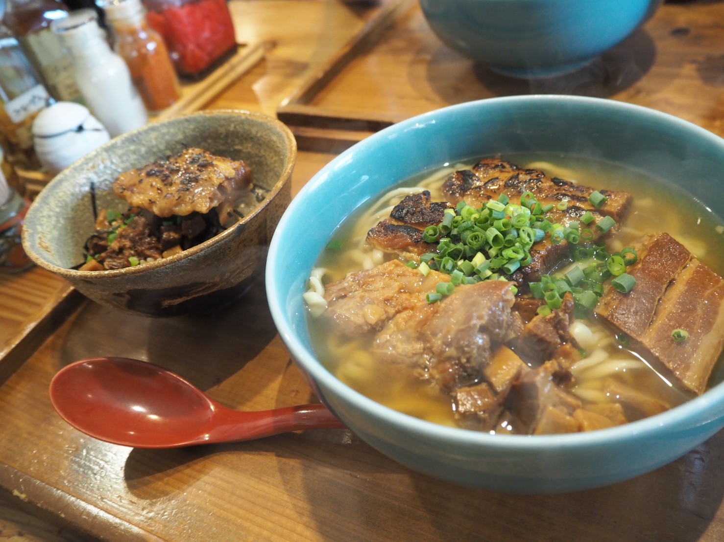 OKINAWA SOBA EIBUNで食べた三枚肉と炙り軟骨の沖縄そば