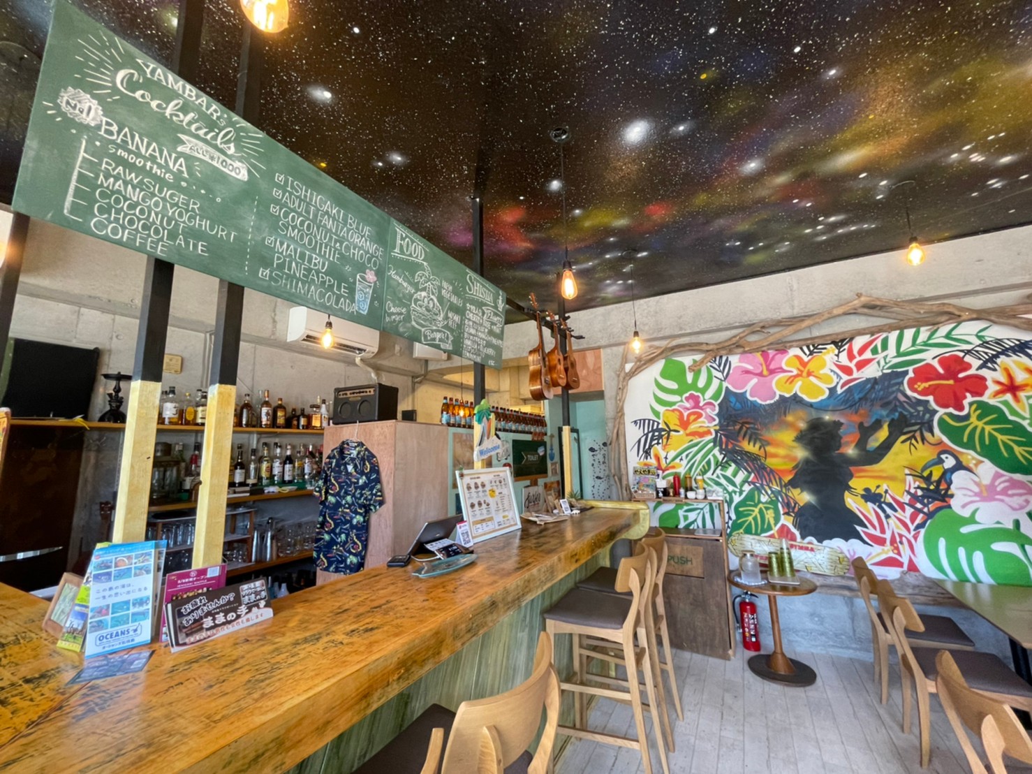 YAMBURGERの店内カウンター