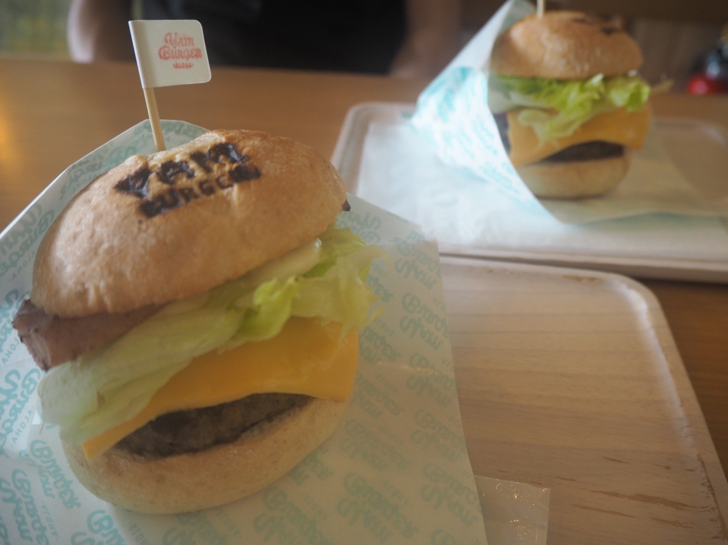 パティ、レタス、アボカド、チーズ、トマトを挟んだYAMBURGER