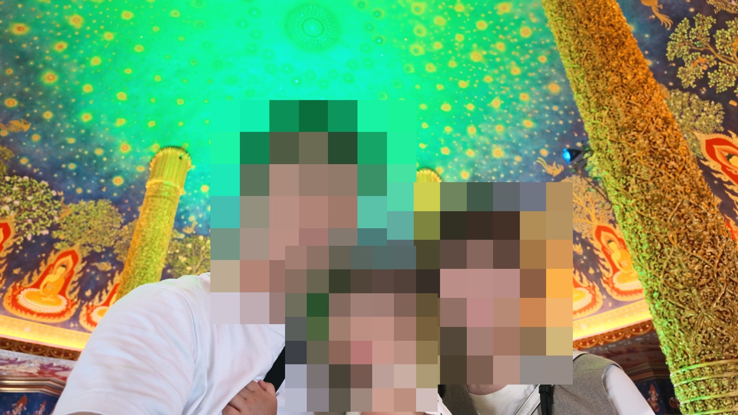 ワット・パクナムの天井画を背景にした家族写真