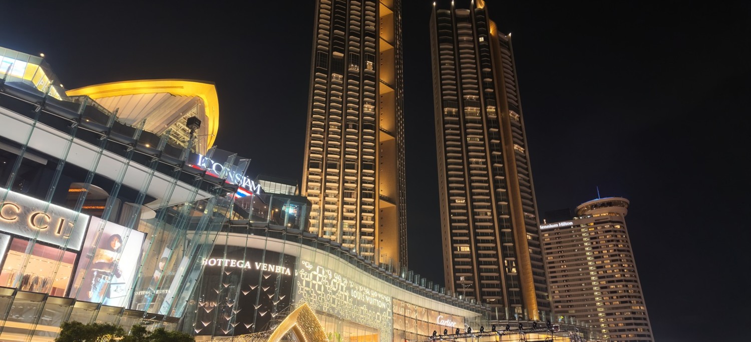 夜に明かりがついたICONSIAMの建物と店舗