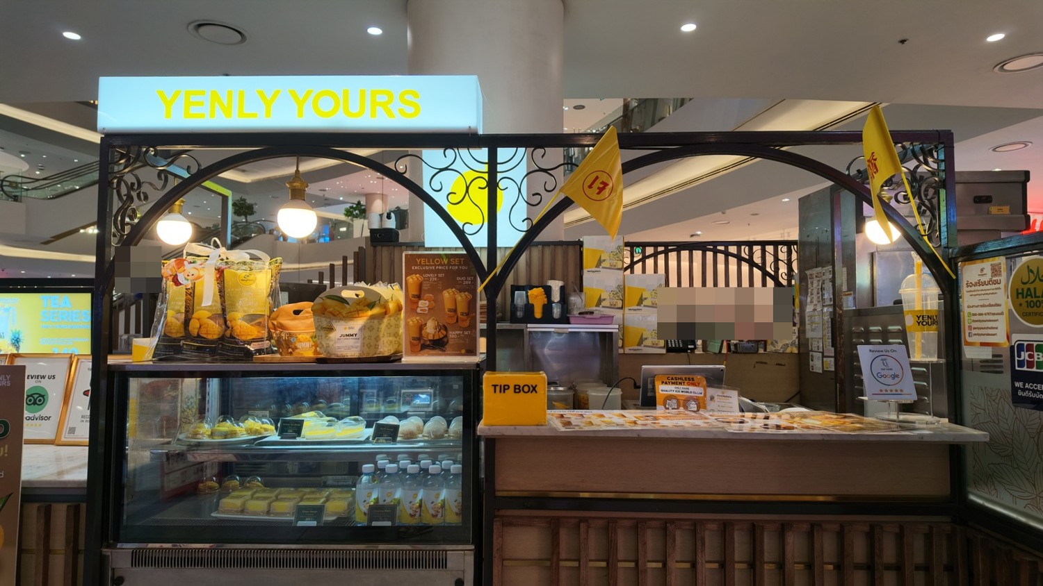 ICONSIAMにあるYENLY YOURSの黄色い看板とショーケース