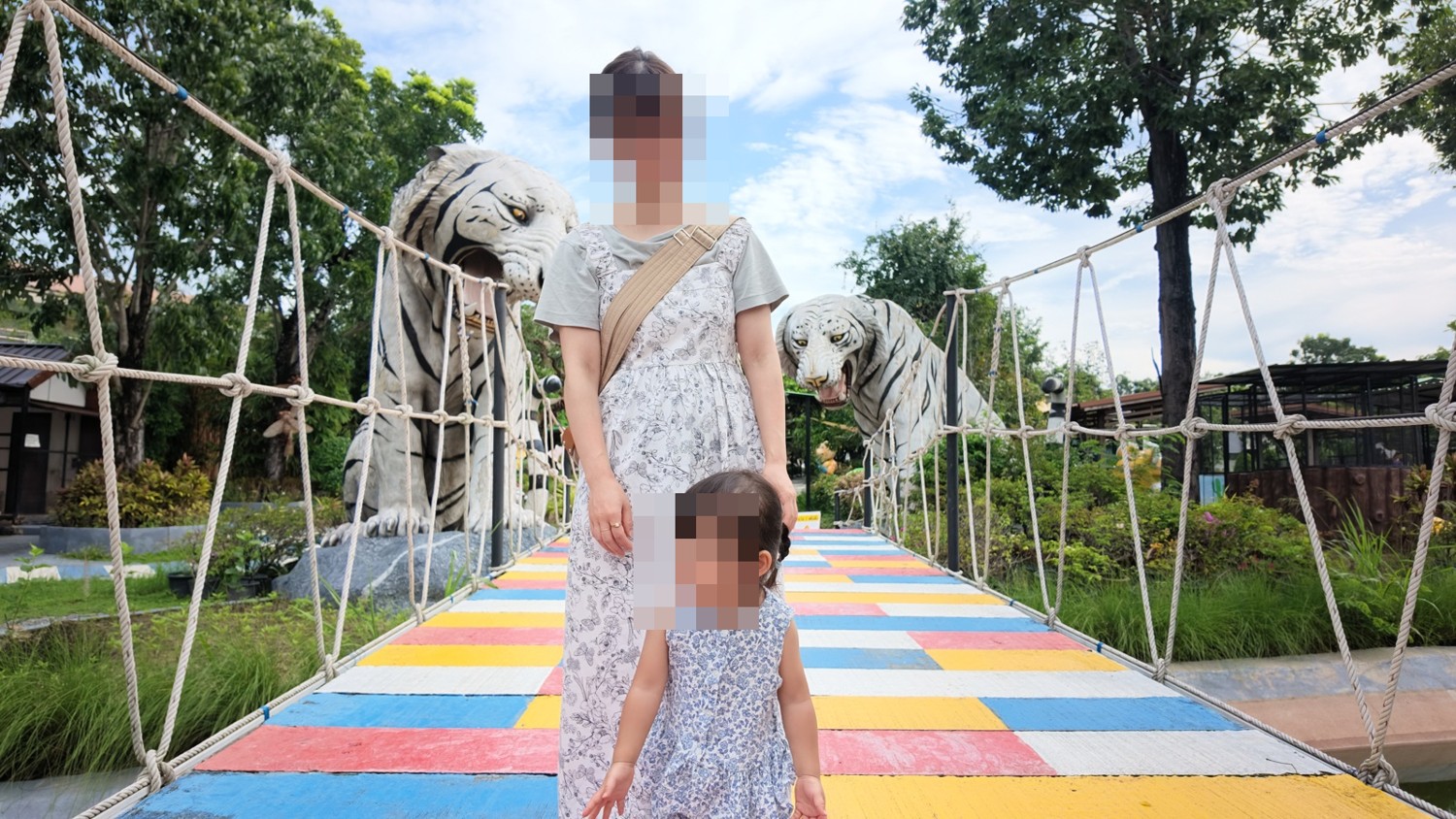 Siri Park & Zooのカラフルな橋を母娘で歩く様子