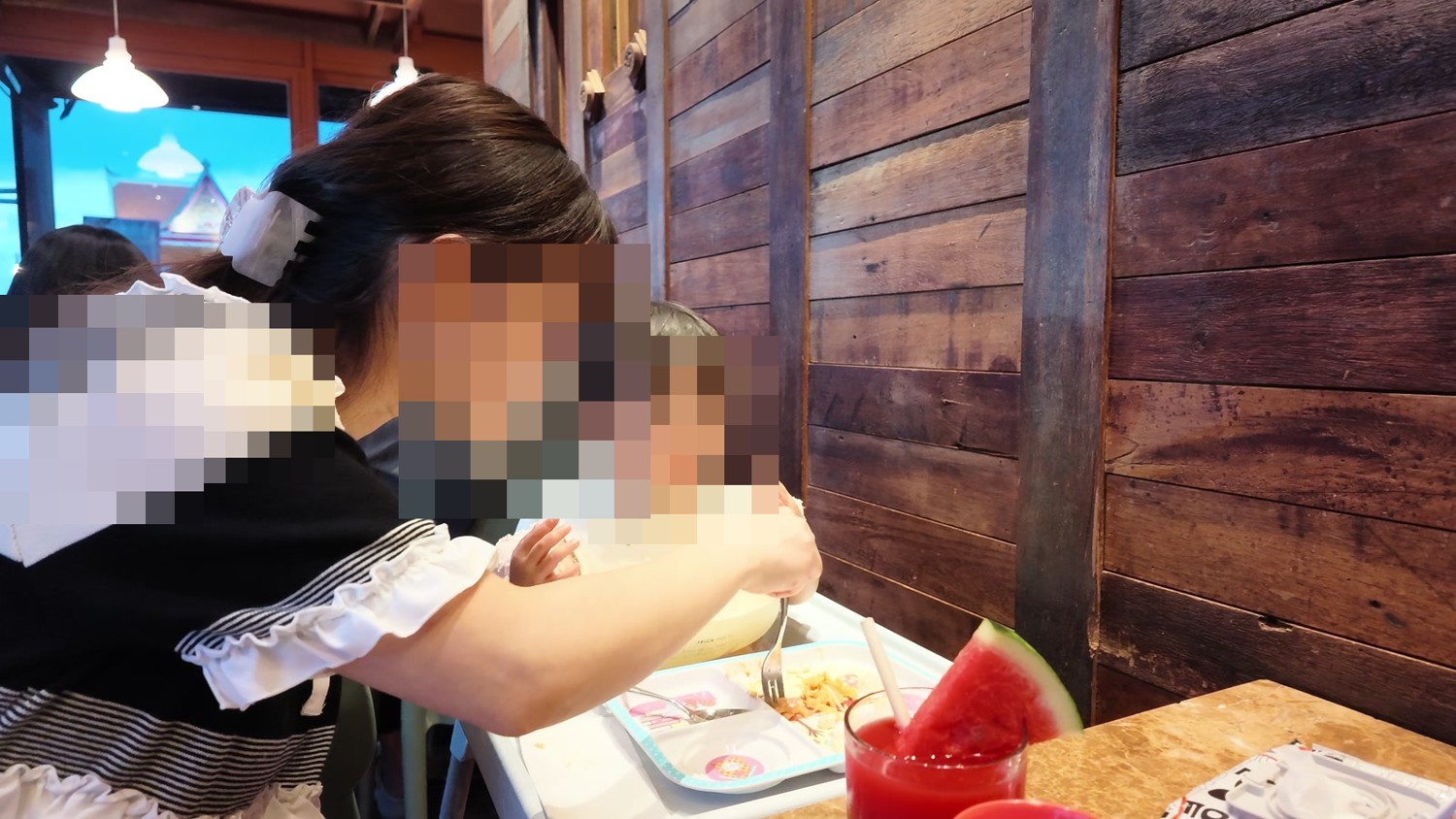 Supanniga Eating Room Tha Tienで娘と夕食をとる様子