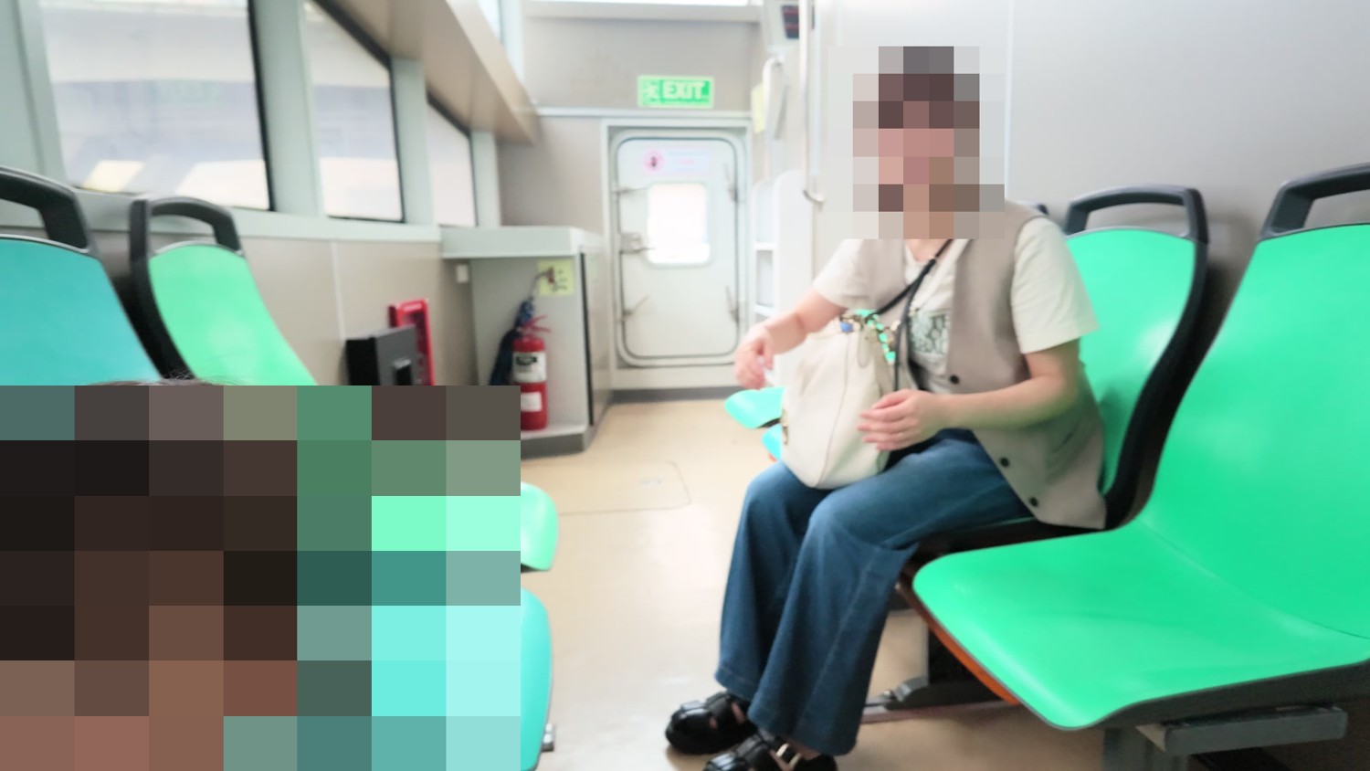 バンコクの船内で座って過ごす母娘