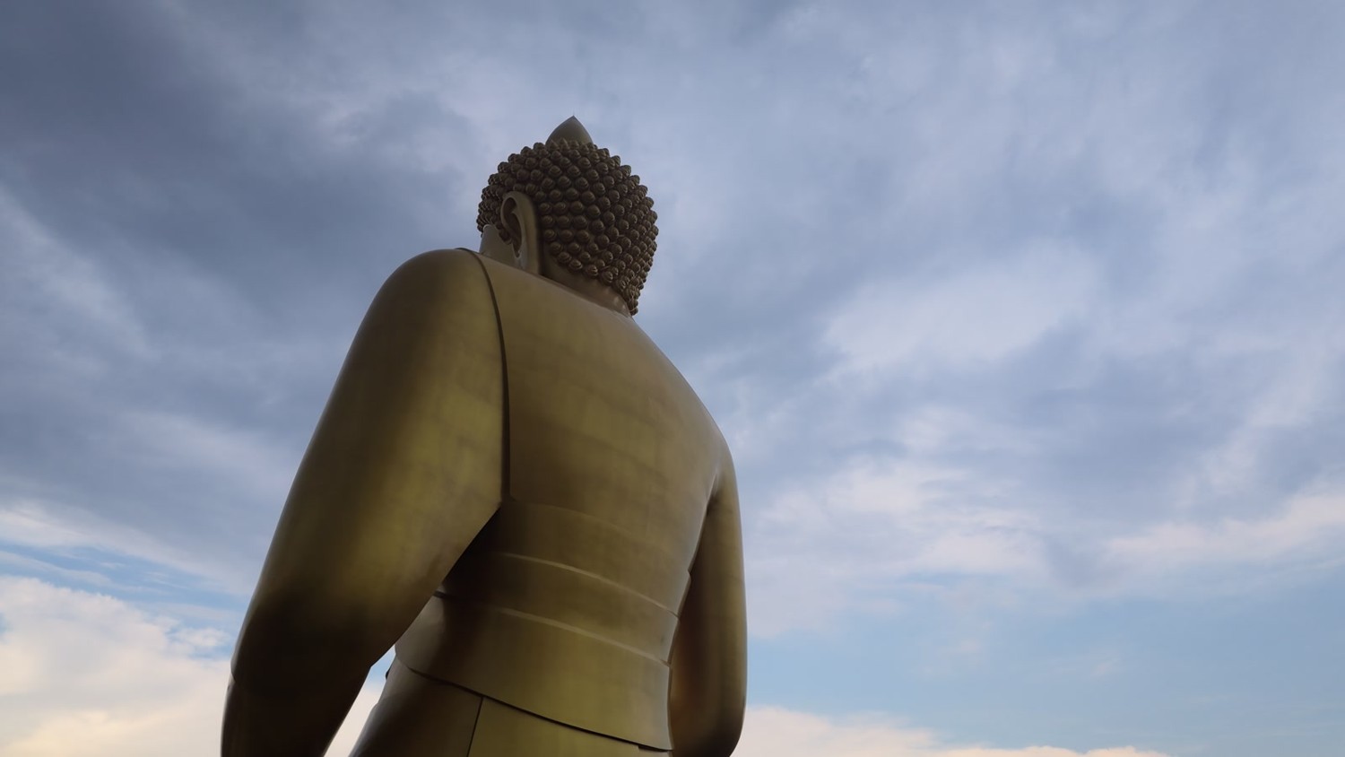 下から見上げたワット・パクナムの金色の大仏