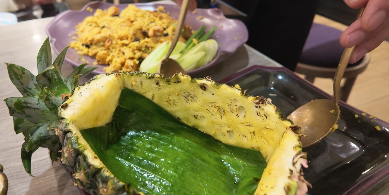ICONSIAMのNara Thai Cuisineで食べたパイナップルに盛られたごはん