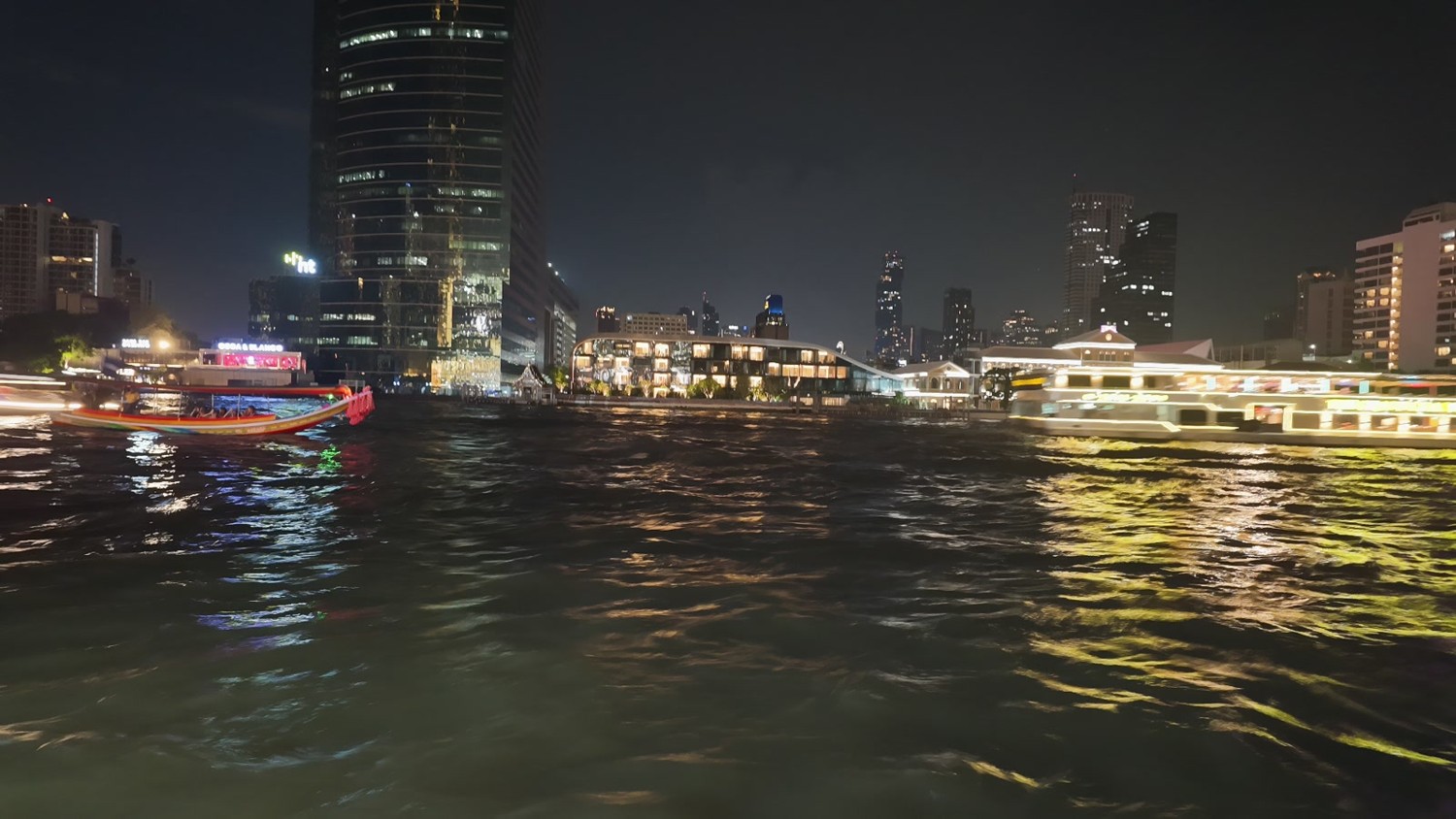 帰りのボートから見たチャオプラヤー川沿いの夜景