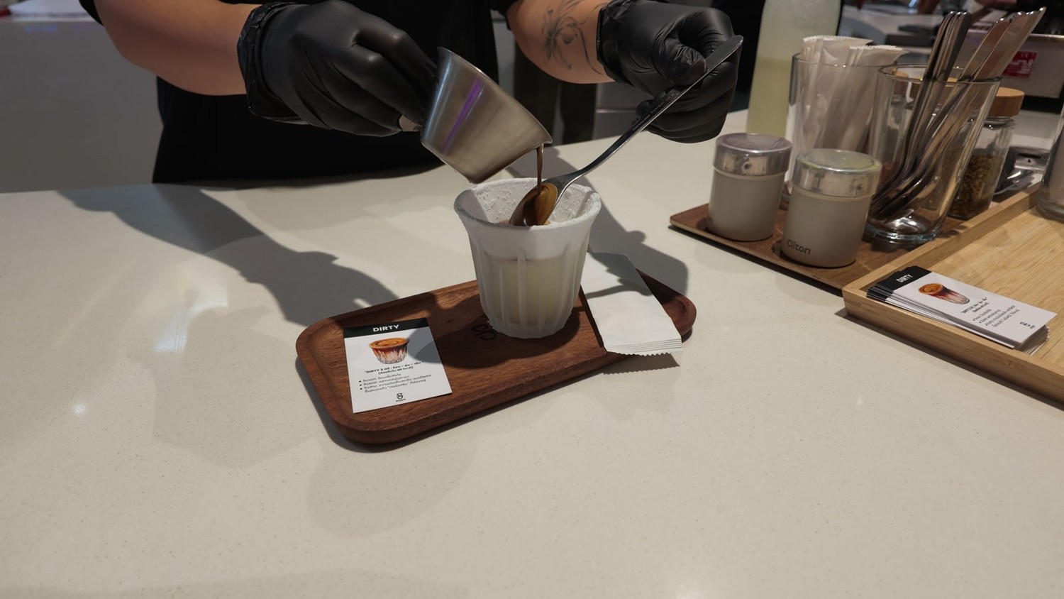 SOSO COFFEEのカウンターで飲み物を用意しているところ